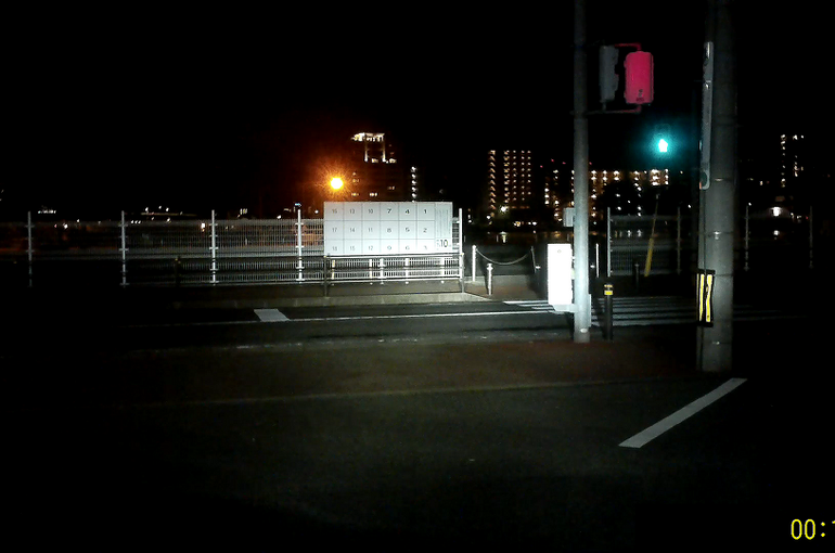 深夜、看板、ヘッドライト照射